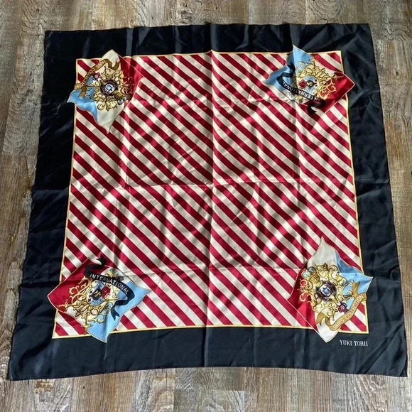 Yuki  Torii | Scarf - Picture 2 of 5